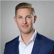 Personal Trainer für ganzheitliche Gesundheit mit einem Fokus auf Ernährung